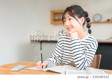 自宅のリビングで勉強する小学生,中学生,高校生の女の子(テスト勉強,試験勉強,リビング学習) 自宅のリビングで勉強する小学生,中学生,高校生の女の子(テスト勉強,試験勉強,リビング学習) 130590101