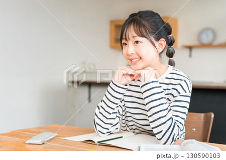 家で勉強,宿題,リビング学習する中学生,高校生,小学生,生徒の女の子 家で勉強,宿題,リビング学習する中学生,高校生,小学生,生徒の女の子 130590103
