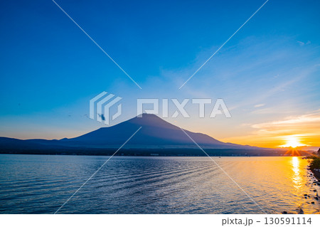 【山梨県】山中湖から見る富士山と夕陽 130591114