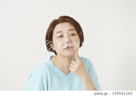 シミやシワを気にするシニア世代の女性 130591165