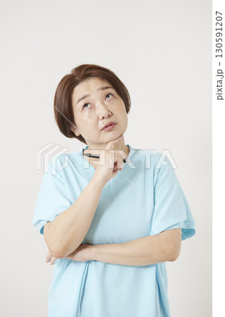 悩んでいる/考えているシニア世代の女性 悩んでいる/考えているシニア世代の女性 130591207