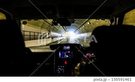 高速道路 トンネルを走るドライブ 130591461