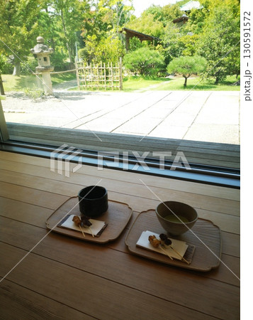 日本庭園のお茶とだんご 130591572