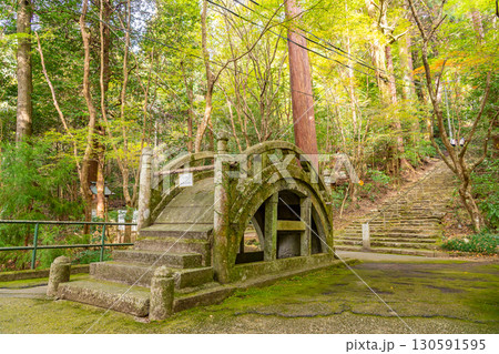 岐阜県美濃市 秋の大矢田神社の参道にある太鼓橋 岐阜県美濃市 秋の大矢田神社の参道にある太鼓橋 130591595