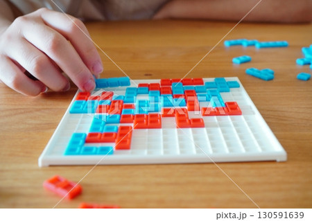 カラフルなブロックを並べるボードゲーム 子供から大人まで楽しめる知育玩具と遊びシーン カラフルなブロックを並べるボードゲーム 子供から大人まで楽しめる知育玩具と遊びシーン 130591639