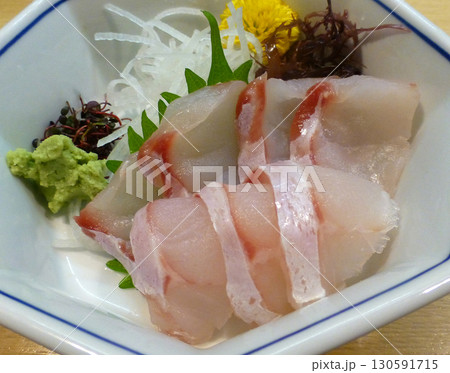 居酒屋さんの小鉢料理、旬が秋冬の幻の高級魚・アラの刺身の写真 居酒屋さんの小鉢料理、旬が秋冬の幻の高級魚・アラの刺身の写真 130591715