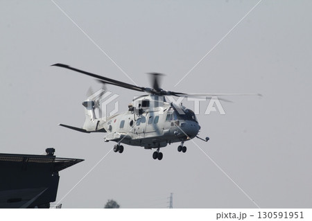 護衛艦かがより発艦するMCH-101 130591951