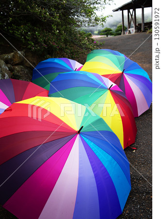 カラフルな傘 130591972