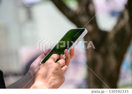 スマホを操作する人 130592335