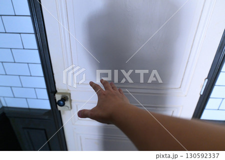 ドアのある通路 130592337