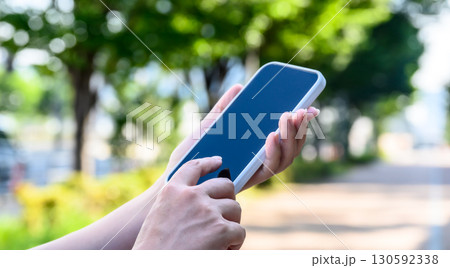 屋外でスマホ 屋外でスマホ 130592338