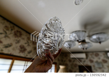 灰皿を持つ男性 130592342