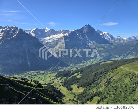 スイス・グリンデルワルトの壮大な山々 130592370