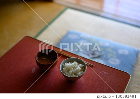 ひもじい食事 130592491