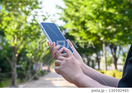 屋外でスマホ 屋外でスマホ 130592493