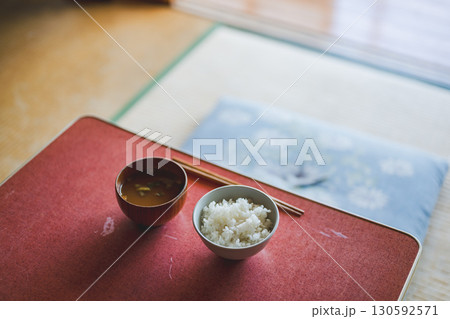 ひもじい食事 130592571