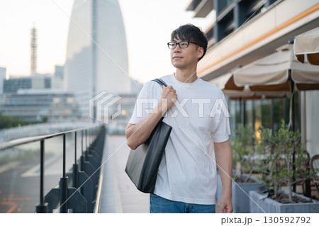 都会で仕事をする男性 130592792