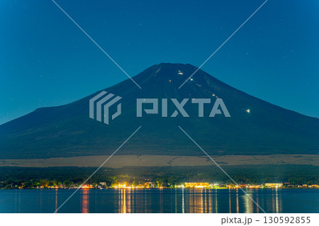 【山梨県】山中湖から見る富士山 山小屋の灯りと湖岸の煌めき 【山梨県】山中湖から見る富士山 山小屋の灯りと湖岸の煌めき 130592855