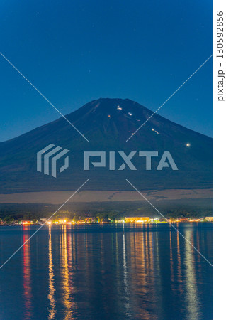 【山梨県】山中湖から見る富士山　山小屋の灯りと湖岸の煌めき 130592856