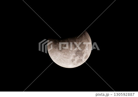 皆既月食になる途中の部分月食 皆既月食になる途中の部分月食 130592887