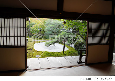 京都の寺院の屋内から見た庭園 京都の寺院の屋内から見た庭園 130593027