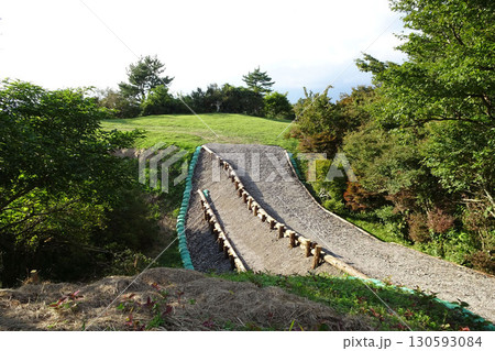 足柄城址の主郭に架かる土橋【足柄山】静岡県駿東郡／神奈川県南足柄市・9月 130593084