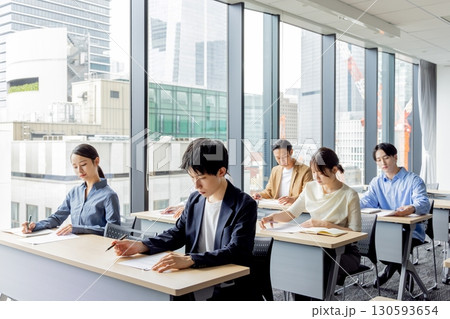 試験を受ける人々 130593654