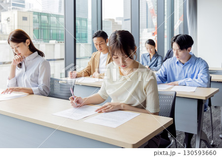 試験を受ける人々 130593660