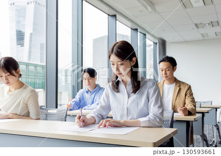 試験を受ける人々 試験を受ける人々 130593661