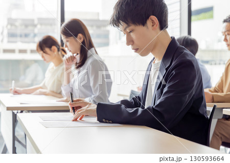 試験を受ける人々 130593664