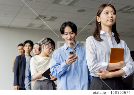 列に並ぶ人達 130593674