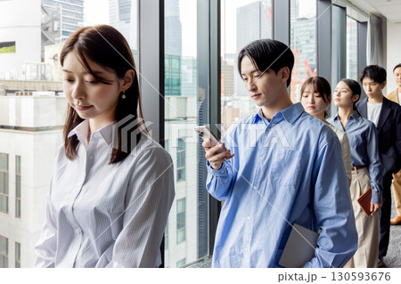 列に並ぶ人達 列に並ぶ人達 130593676