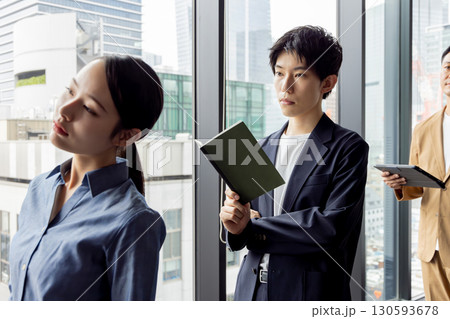 列に並ぶ人達 列に並ぶ人達 130593678