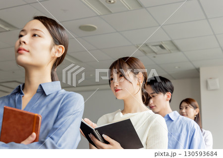 列に並ぶ人達 130593684