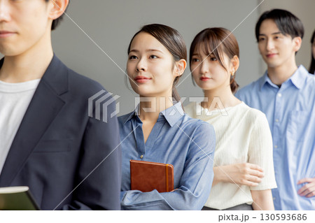 列に並ぶ人達 130593686