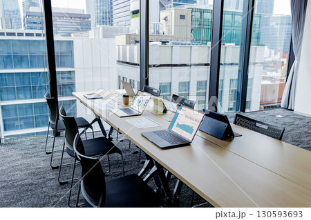 ノートパソコンとビジネス資料 130593693