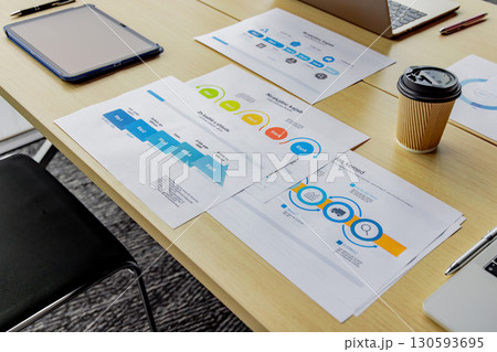 ノートパソコンとビジネス資料 130593695