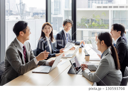 打ち合わせをするビジネスグループ 130593708