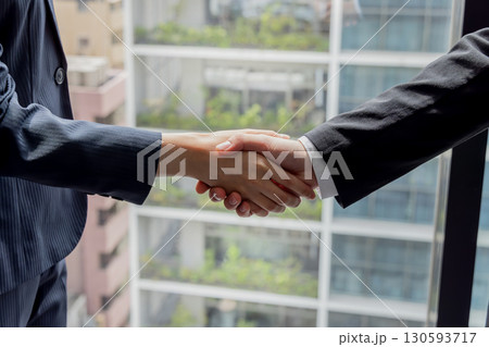 握手　ビジネスシーン 130593717