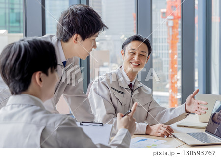 作業服のスタッフ 130593767