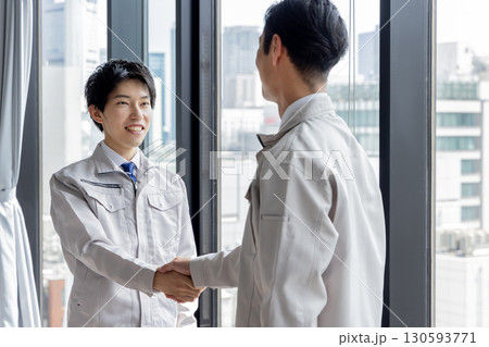 握手をする建設作業員 130593771