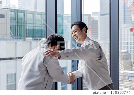 握手をする建設作業員 握手をする建設作業員 130593774