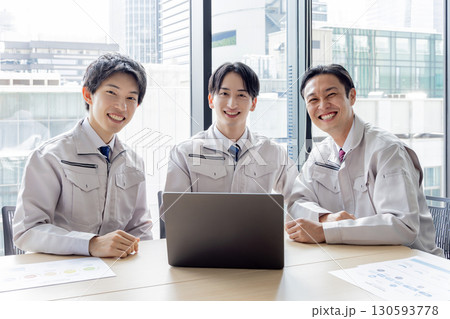 作業服のスタッフ 作業服のスタッフ 130593778