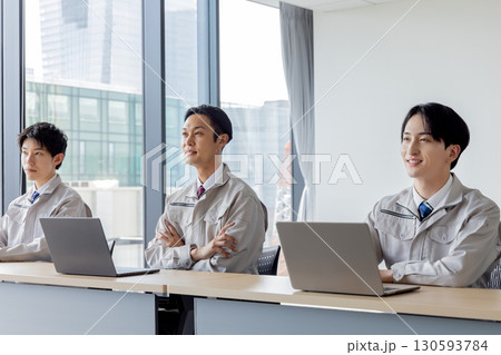 研修を受ける作業着を着たビジネスパーソン 130593784