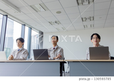 研修を受ける作業着を着たビジネスパーソン 130593785