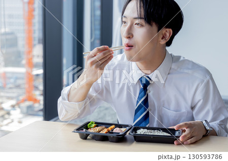 会議室でお弁当を食べるビジネスマン 会議室でお弁当を食べるビジネスマン 130593786