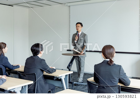 研修を受けるビジネスマン 研修を受けるビジネスマン 130593821
