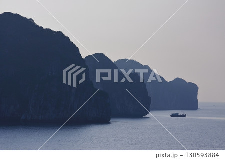 霞がかかり水墨画のようになったハロン湾の奇岩 130593884