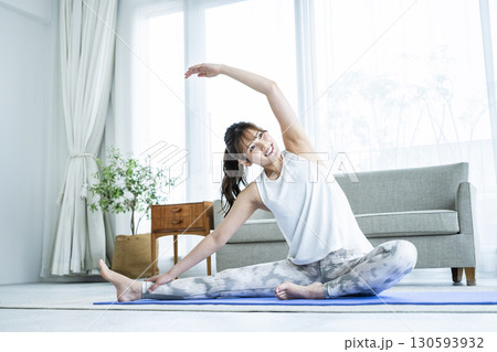 自宅でトレーニングする若い女性 自宅でトレーニングする若い女性 130593932