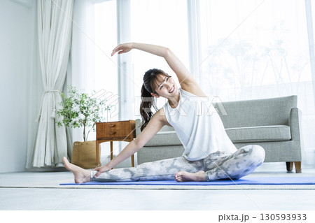 自宅でトレーニングする若い女性 130593933